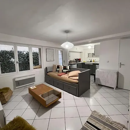 Apartment Paris In 10 Min, Cosy With A Courtyard *